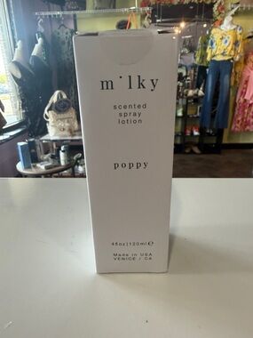 milky Poppy Scented Spray Lotion – White